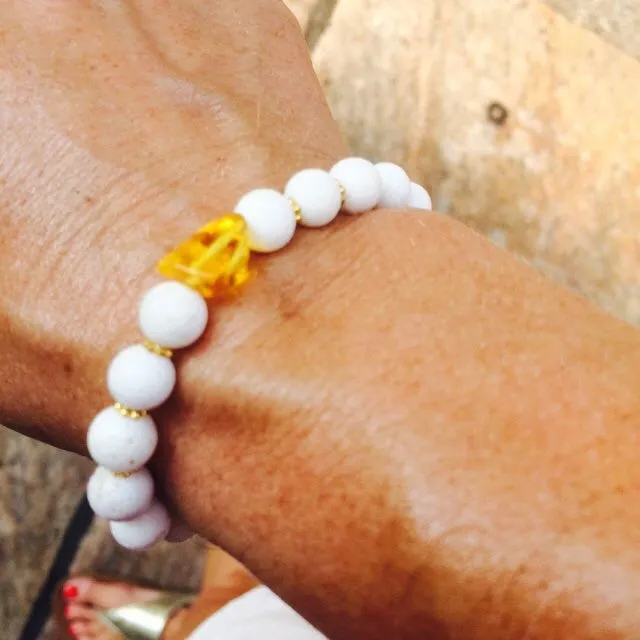 Amber, white coral & gold bracelet
