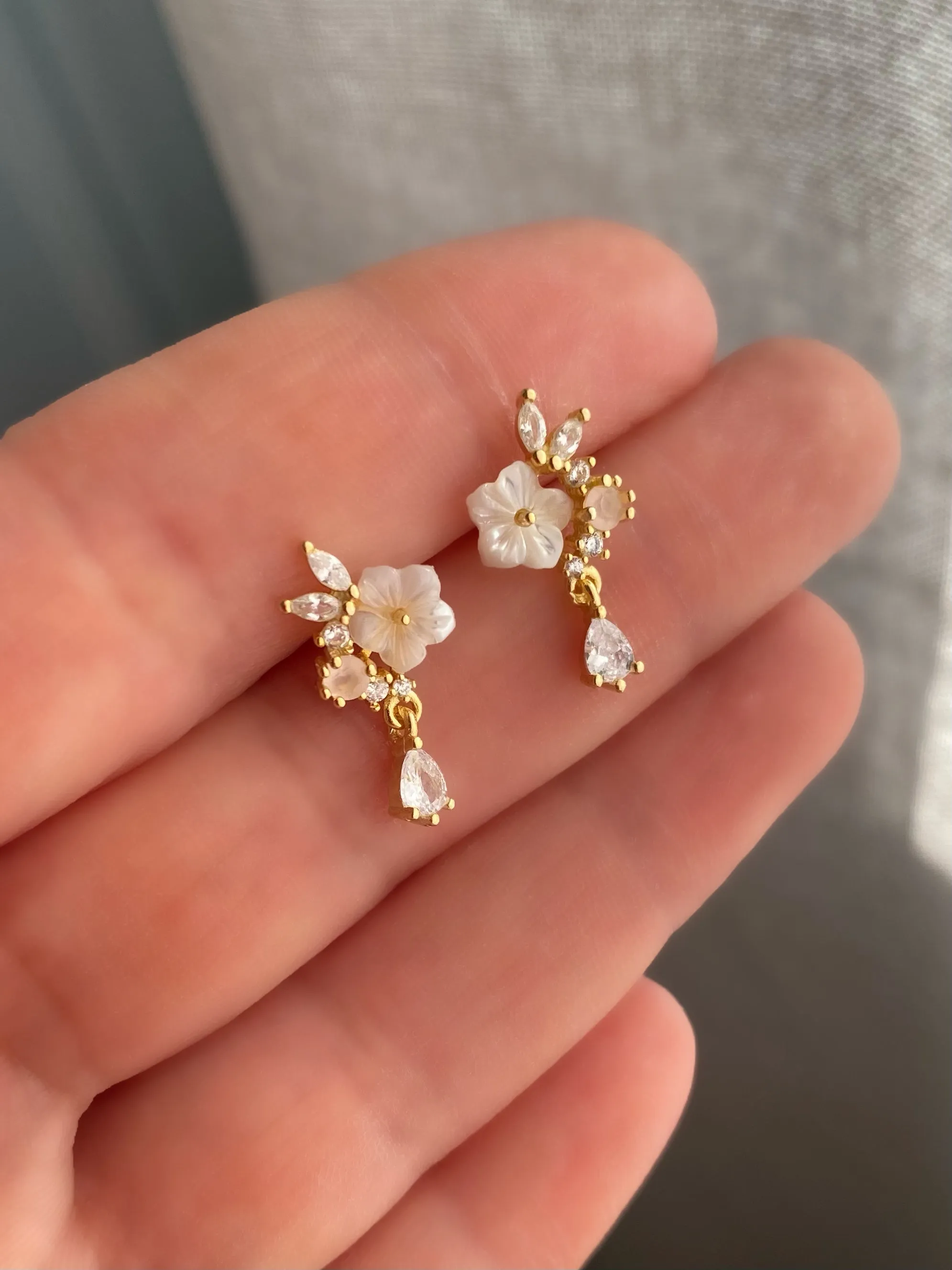 Dainty earring with pink stones and a flower