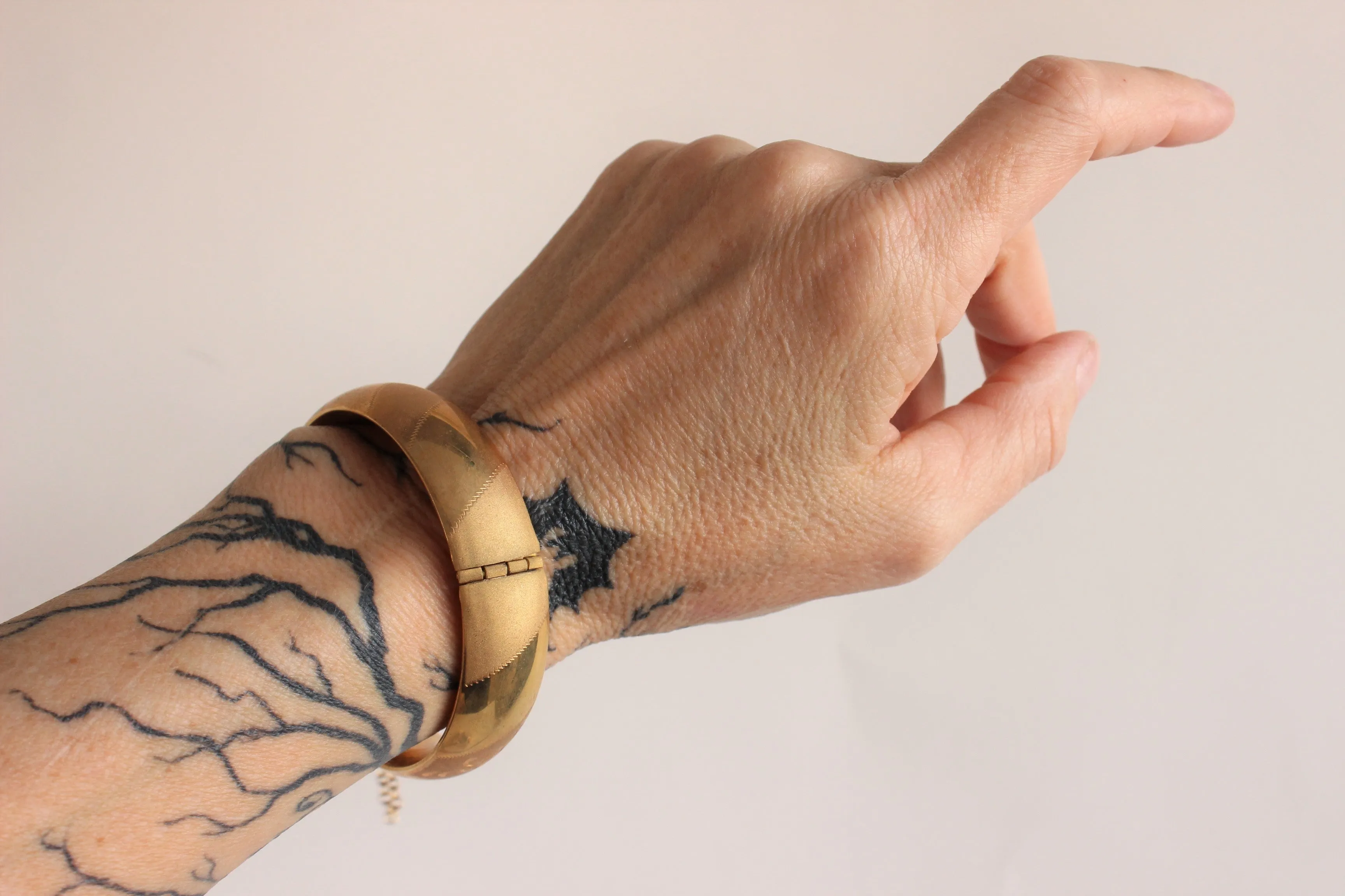 Vintage 1950s Gold Tone Bangle Bracelet